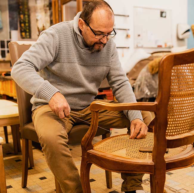 Un artisan tapissier
